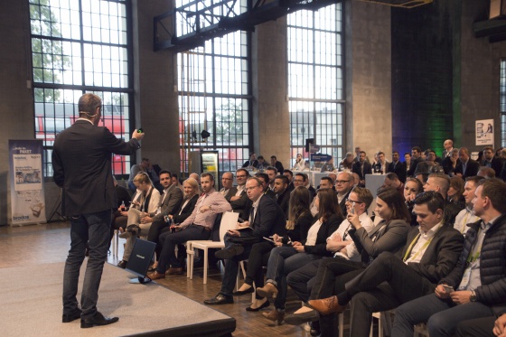 Danile Fishcer: Volles Haus: Auf der Keynote präsentierte Dominik Brokelmann das Konzept des "Vernetzten Ladens".